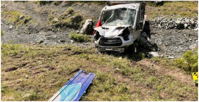Şarampole devrilen kamyonetin sürücüsü öldü!1 kişide yaralandı