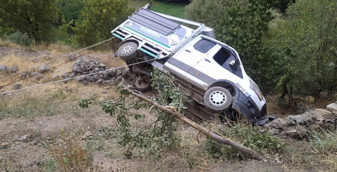 Şarampole devrilen kamyonetteki 7 güvenlik korucusu yaralandı