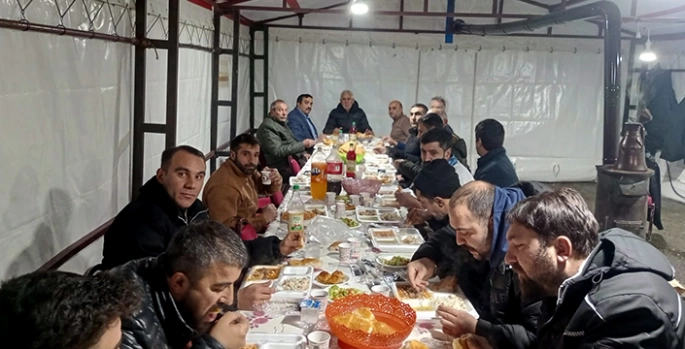 Sarıkamış Belediyesi, yatalak, hasta ve çadıra gelemeyeceklerin iftar yemeğini evlerine götürüyor