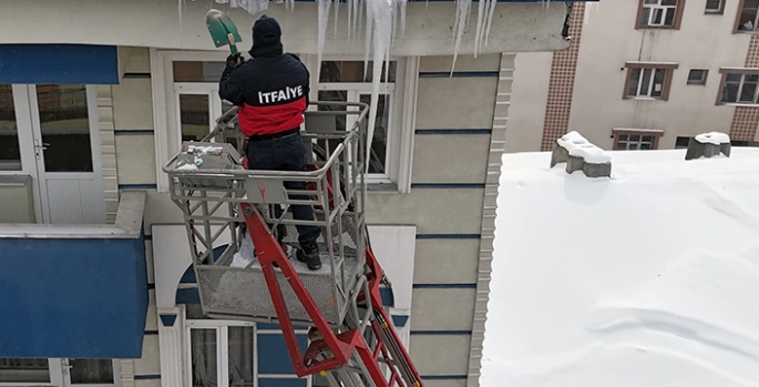 Sarıkamış'ta buz sarkıtlarını itfaiyeciler ortadan kaldırdı