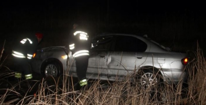 Sazlık alandaki su birikintisine devrilen otomobildeki 4 kişi yaralandı