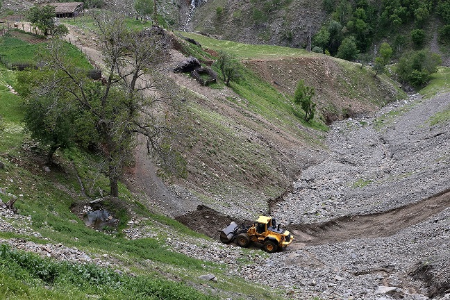 Sel, köy yolları ve altyapılarda hasara neden oldu