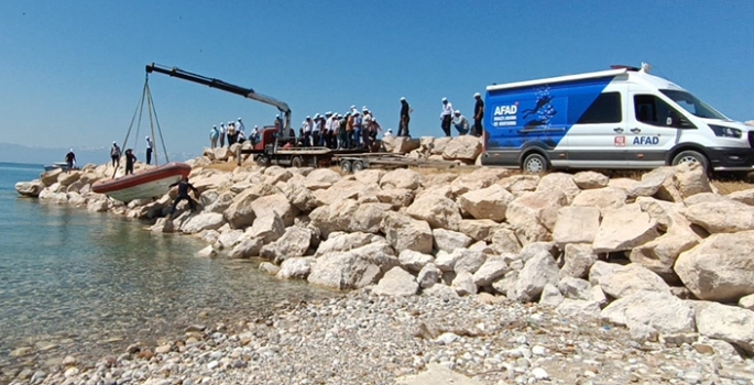 Serinlemek için girdiği Van Gölü'nde kaybolan genci arama çalışmaları sürüyor