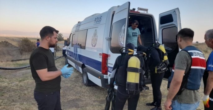 Serinlemek için kanala giren genç boğuldu