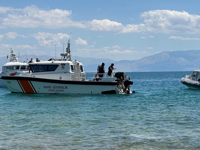 Serinlemek için Van Gölü'ne giren 2 kişi boğuldu