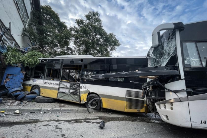 Servis aracı ile özel halk otobüsünün çarpıştığı kazada sürücüler yaralandı