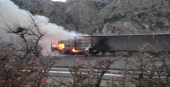 Seyir halindeki tırda çıkan yangın söndürüldü