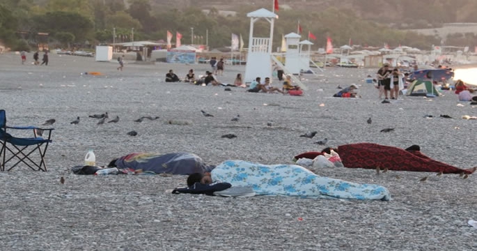 Sıcaklardan bunalan vatandaşlar sahillerde sabahladı