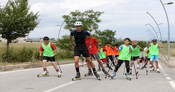 Sıcak havaya rağmen 30 kilometre antrenman yapıyorlar 