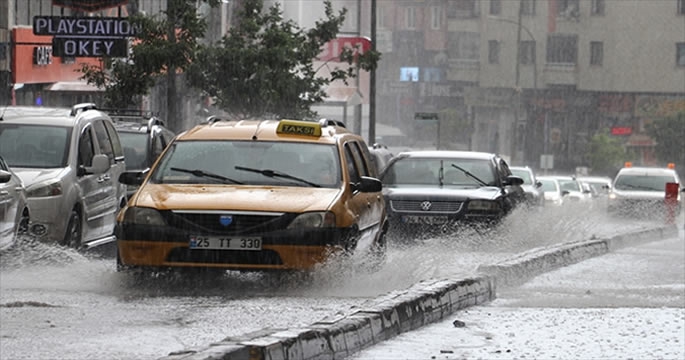 Şiddetli sağanak hayatı olumsuz etkiledi 