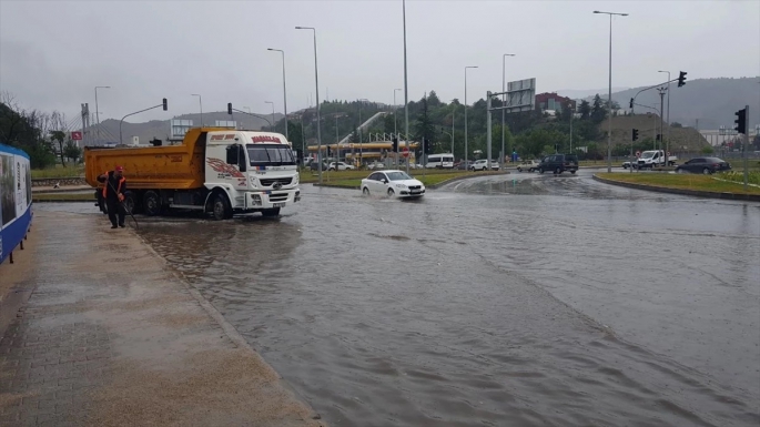 Şiddetli yağmur yolu çökertti, yollar göle döndü