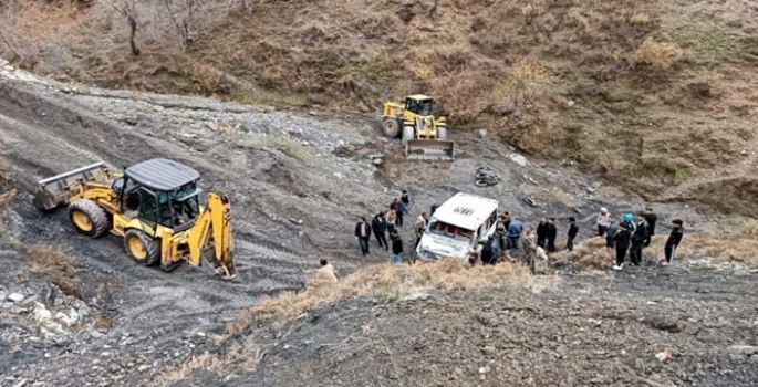 Siirt'te korkutan kaza! Minibüs şarampole devrildi