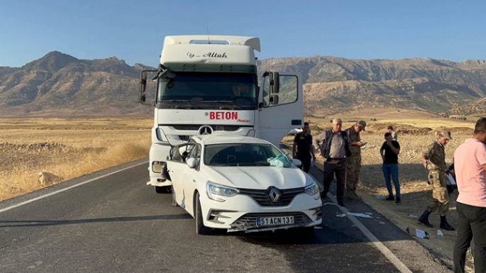 Şırnak-Silopi’de TIR, otomobile çarptı: 1 ölü, 2 ağır yaralı