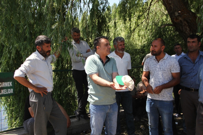 Sorunu Yaşayan Çiftçilerden Eylem, tatlıya bağlandı