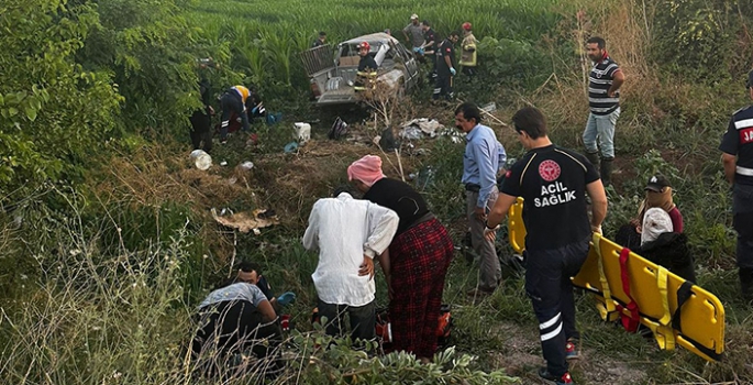 Tarla işçileri kaza yaptı;Çok sayıda ölü ve yaralı var!