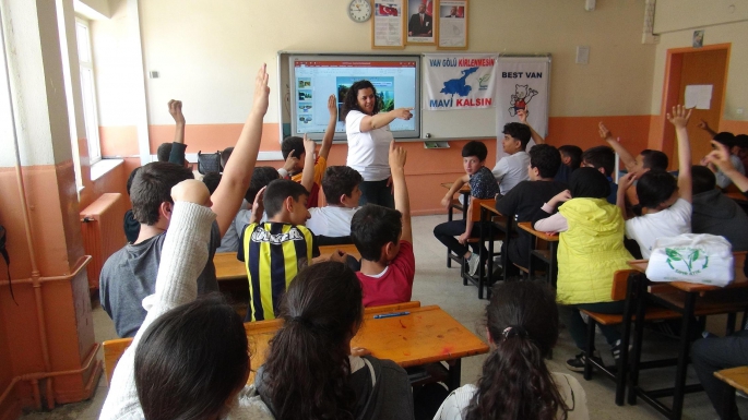 Tatvan'da Vangölü Aktivistleri'nin okullardaki eğitim semineri devam ediyor