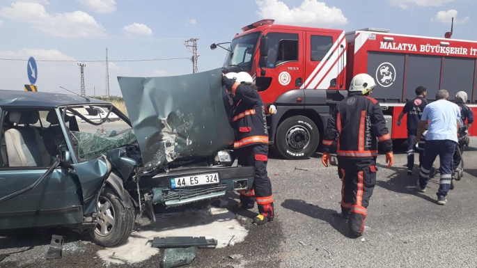 Ticari araç ile otomobilin çarpıştığı kazada 3 kişi yaralandı