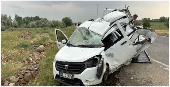 Ticari araç trafik levhasına çarptı! 1 kişi öldü 3 kişi yaralandı