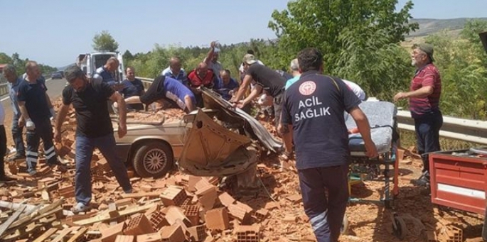 Tırdan otomobilin üzerine tuğla paletleri düştü