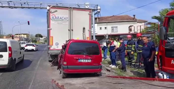 Tırın dorsesine arkadan çarpan hafif ticari araçtaki karı koca öldü