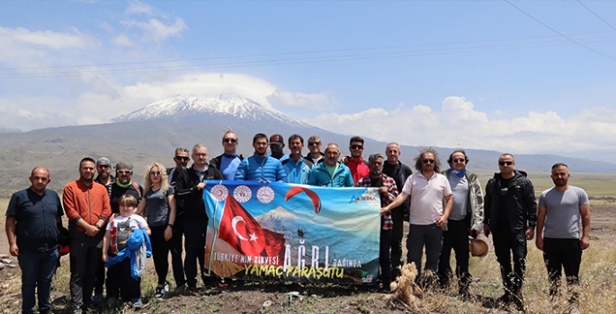 Tırmanış yaptığı Ağrı Dağı'nın zirvesinden paraşütle indi