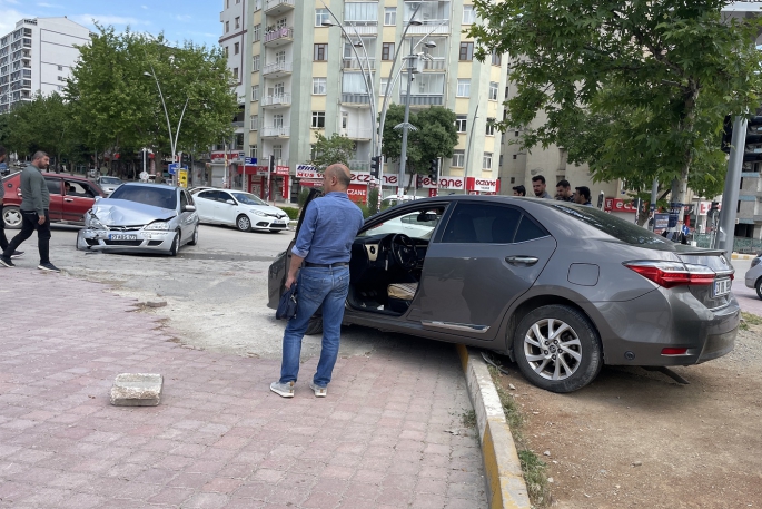 Trafik Kazası Maddi Hasara Yol Açtı