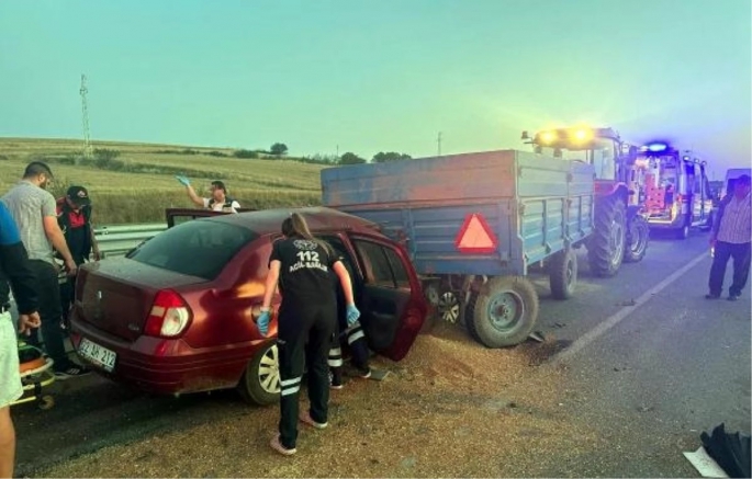 Traktöre Arkadan Çarpan Otomobildeki İki Kişi Hayatını Kaybetti