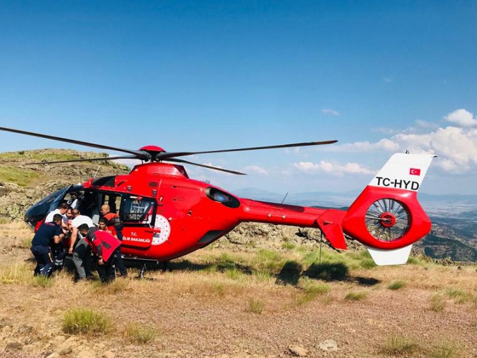 Tunceli'de ayak bileği kırılan kişi ambulans helikopterle hastaneye kaldırıldı