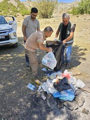 Tunceli'de ekipler Munzur Vadisi Milli Parkı'nda çevre temizliği yaptı