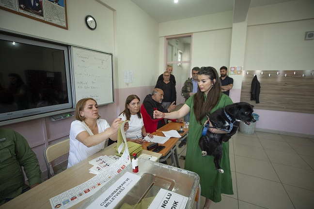 Tunceli'de hayvansever iki kadın can dostlarıyla sandık başına gitti