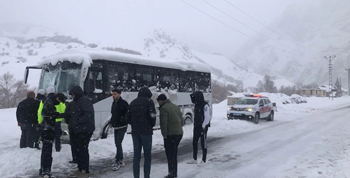 Tunceli'de kar nedeniyle yolda mahsur kalan 29 kişi kurtarıldı