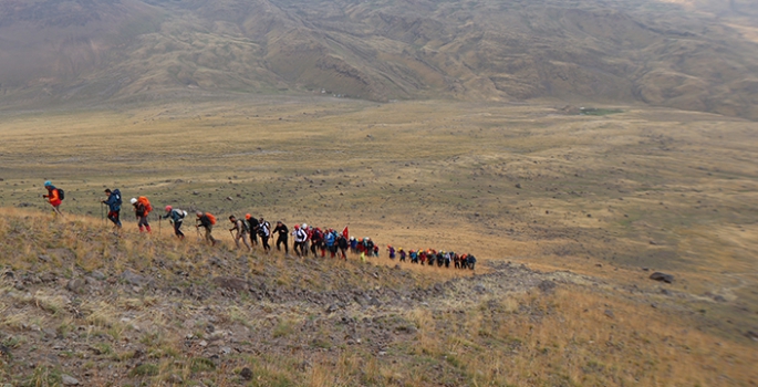 Turizme açılan Küçük Ağrı Dağı'nda Üç Ülke Tek Zirvede buluştu