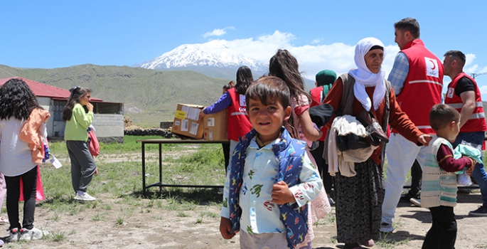 Türk Kızılay Ağrı Dağı'nın eteklerinde ihtiyaç sahiplerine kıyafet dağıtıyor