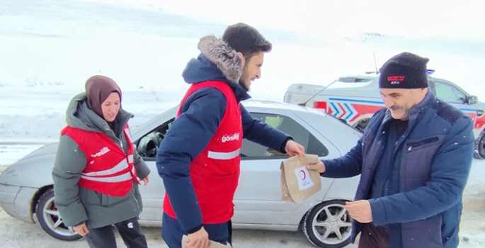 Türk Kızılay, Erzurum'da kar nedeniyle yolda mahsur kalanlara ikramda bulundu