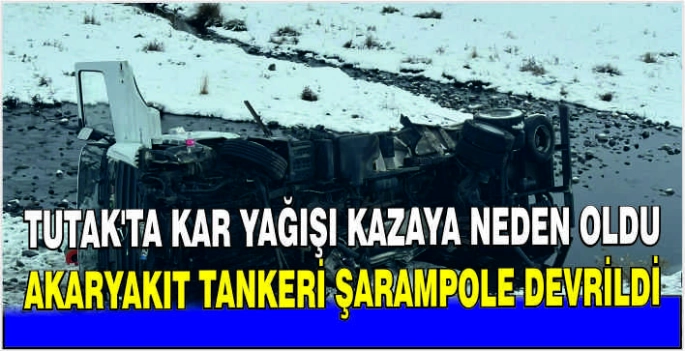 Tutak'ta kar yağışı kazaya neden oldu: Akaryakıt tankeri şarampole devrildi