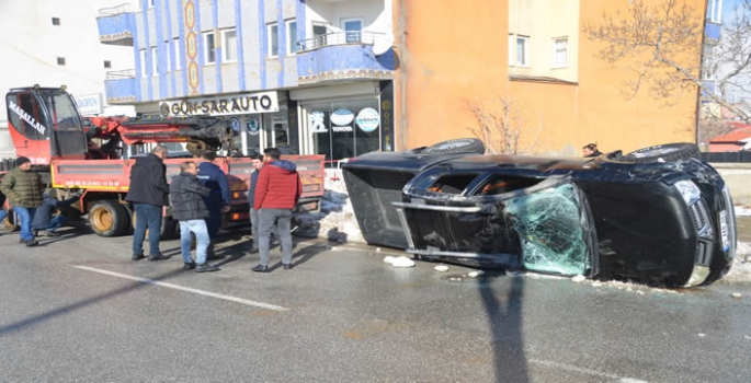 Yüksekova'da kamyonet devrildi: 3 kişi yaralandı