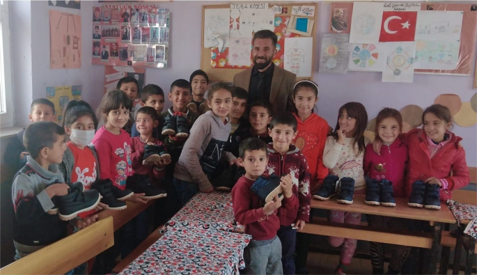 Uluslararası Mazlumların Derneği'den Çocuklara Ayakkabı Yardımı