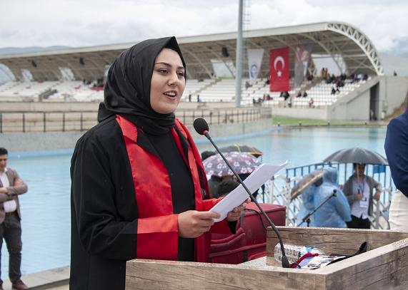 Üniversitesi'tede Mezuniyet Sevinci