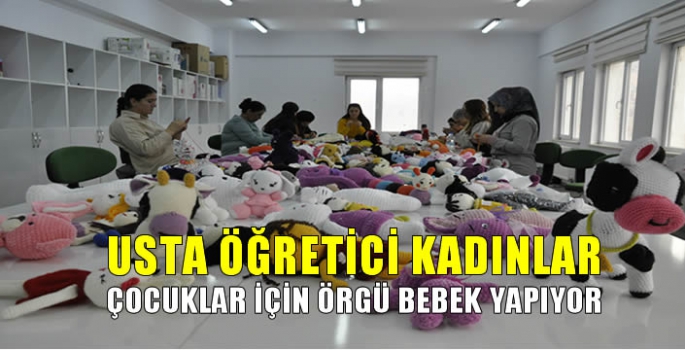 Usta öğretici kadınlar çocuklar için örgü bebek yapıyor