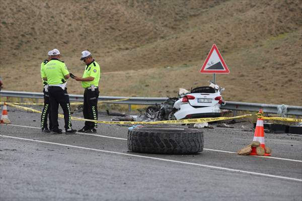 Van'da askeri araçla otomobil çarpıştı, bir kişi öldü, 12 asker yaralandı