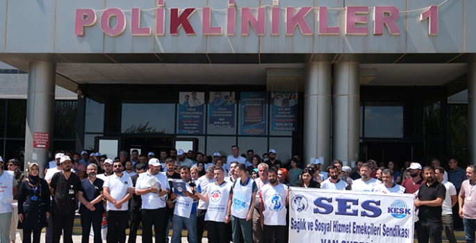 Van'da bir sağlık çalışanının darp edilmesi protesto edildi