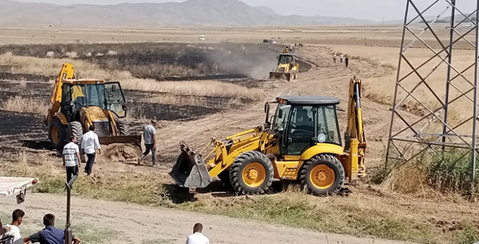 Van'da buğday tarlasında çıkan yangın söndürüldü