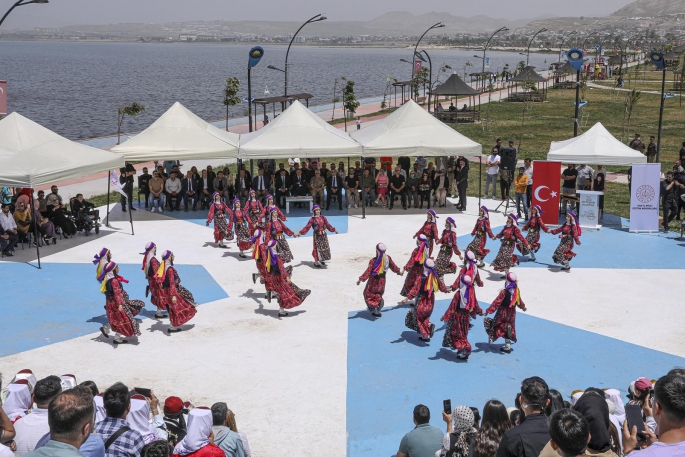 Van'da folklor ekipleri yıl sonu etkinliğinde gösteri yaptı