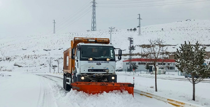 Van'da kardan kapanan 28 yerleşim yerinin yolu ulaşıma açıldı