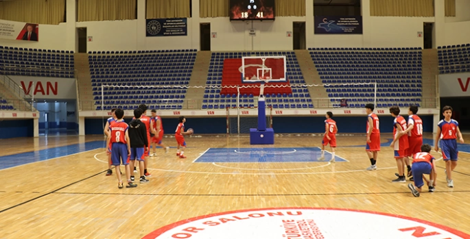 Van'da okullar arası basketbol şampiyonası yapıldı