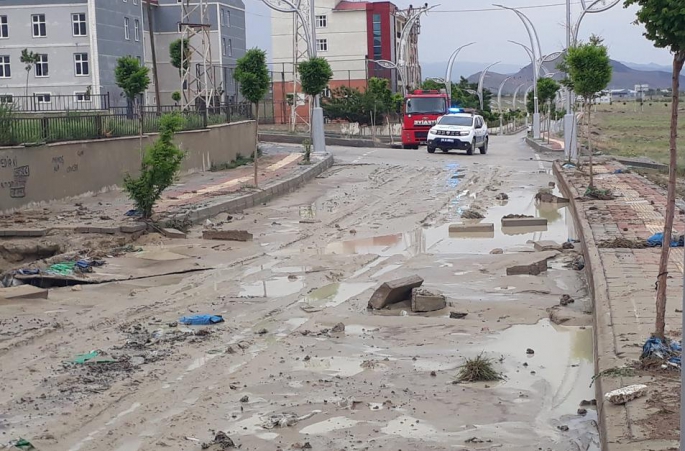 Van'da sağanak sonrası su taşkını yaşandı