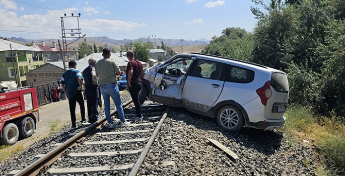 Van'da trenin çarptığı otomobilin sürücüsü yaralandı