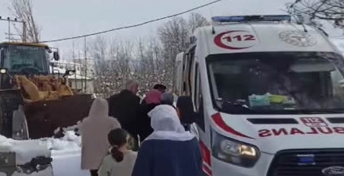 Van'da yolu kardan kapanan mahallede rahatsızlanan kadın hastaneye ulaştırıldı