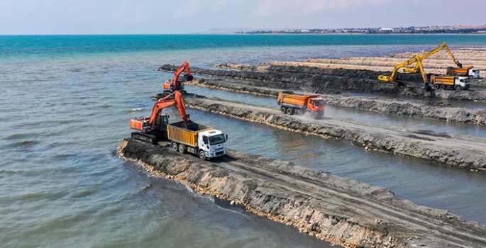 Van Gölü'nün zemininden 1 milyon 950 bin metreküp dip çamuru ve balçık çıkarıldı