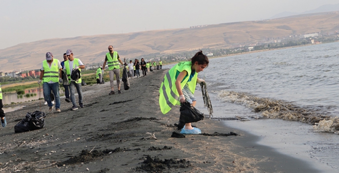 Van Gölü sahilinde biriken çöpler temizlendi